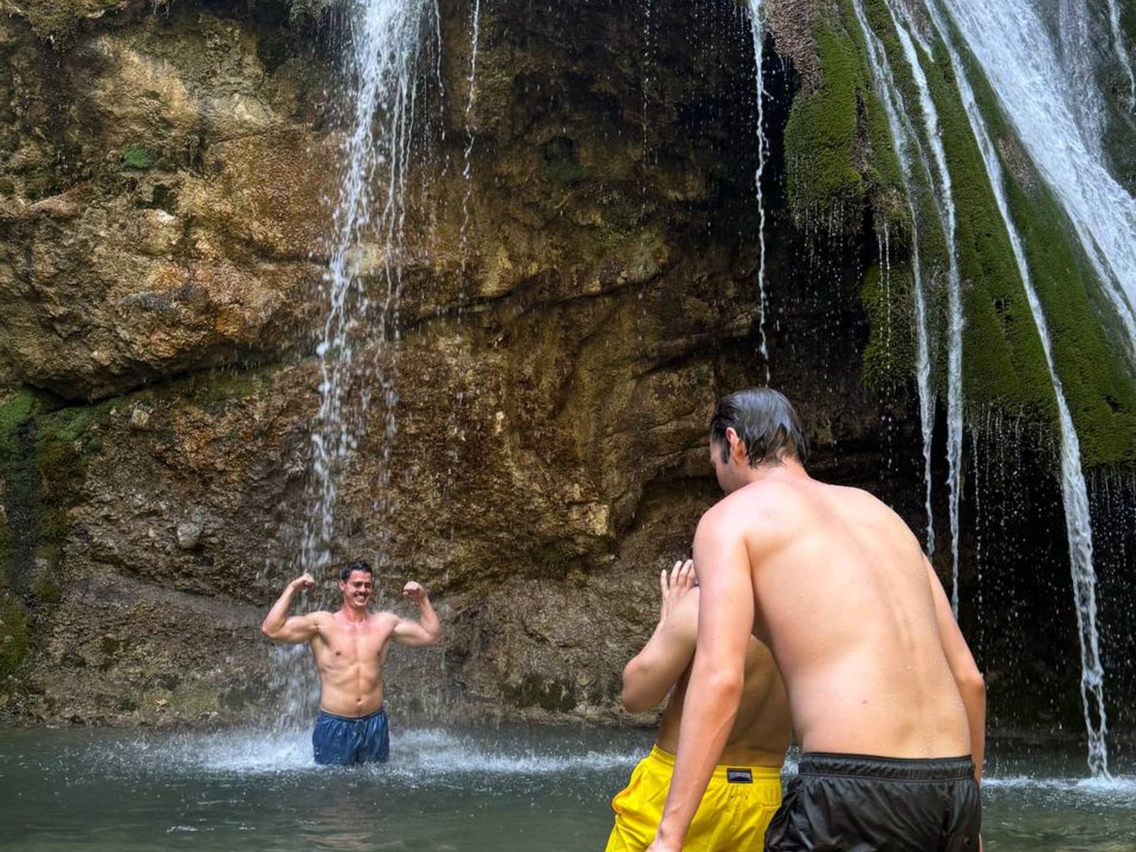 Купание в водопаде Джур-Джур