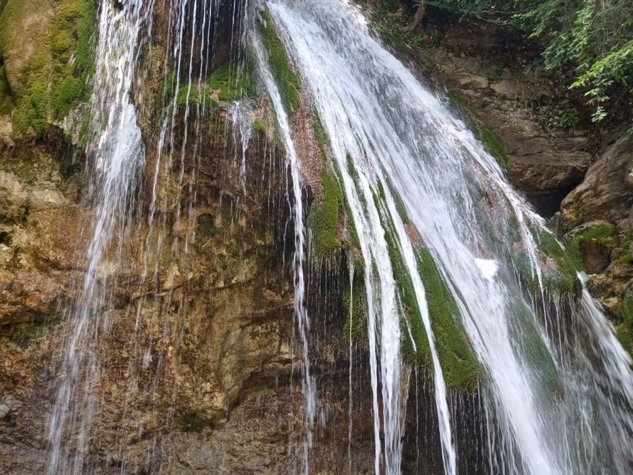 Групповая обзорная экскурсия к горе Демерджи и водопаду Джур-Джур - групповая экскурсия в Севастополе на автобусе длительностью 12 часов с количеством участников до 17 человек цена экскурсии 3900₽