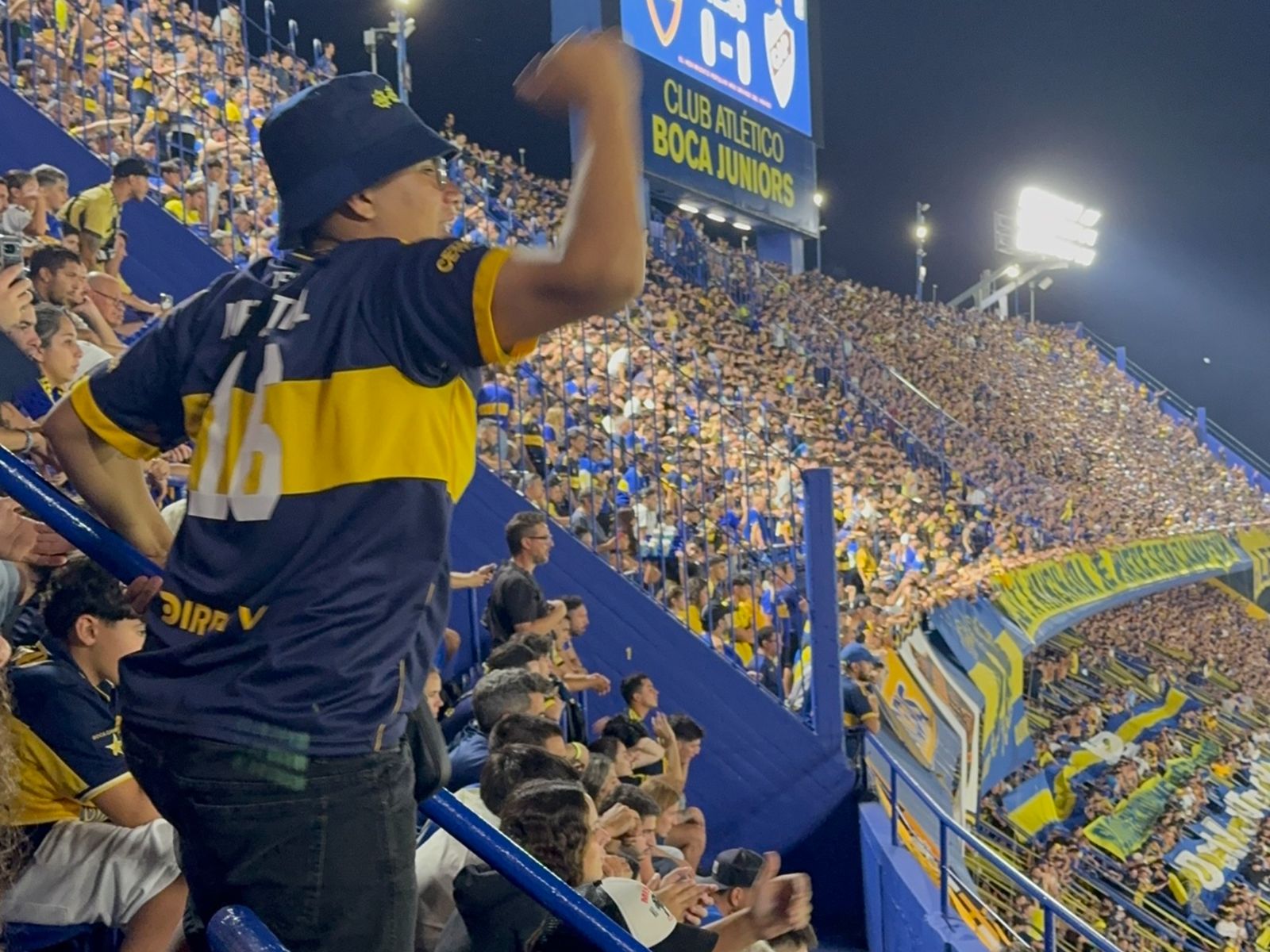 Фанаты на трибунах стадиона Бомбонера