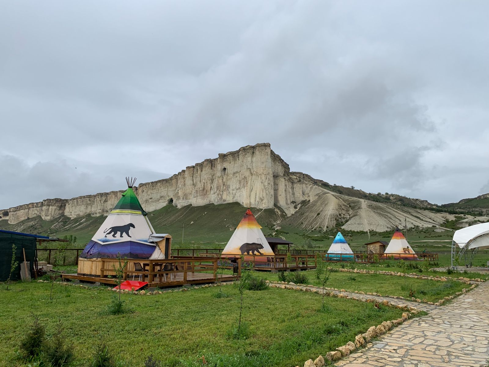 Скала Ак-Кая и ее вигвамы