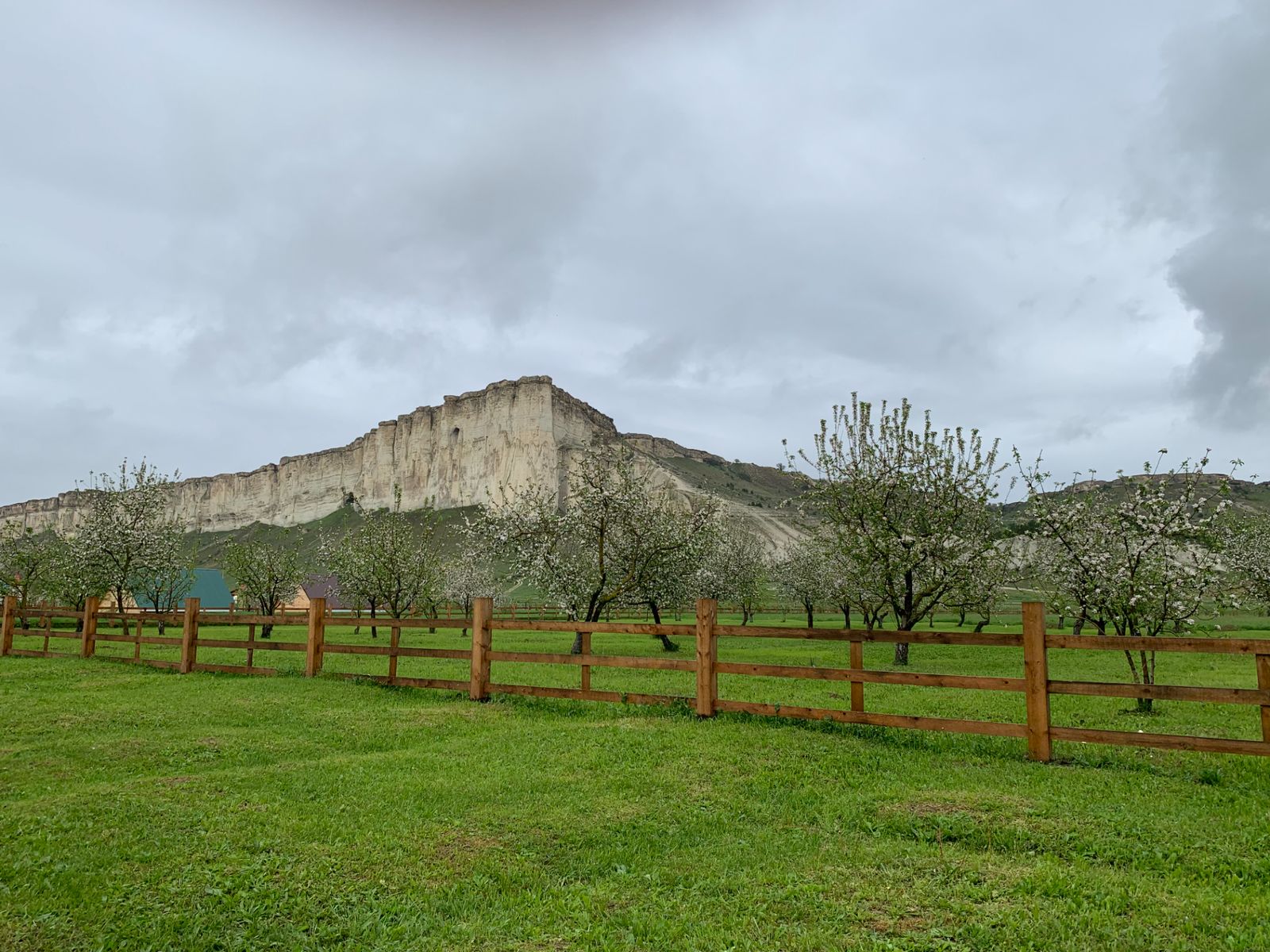 Виды долины и скалы Ак-Кая