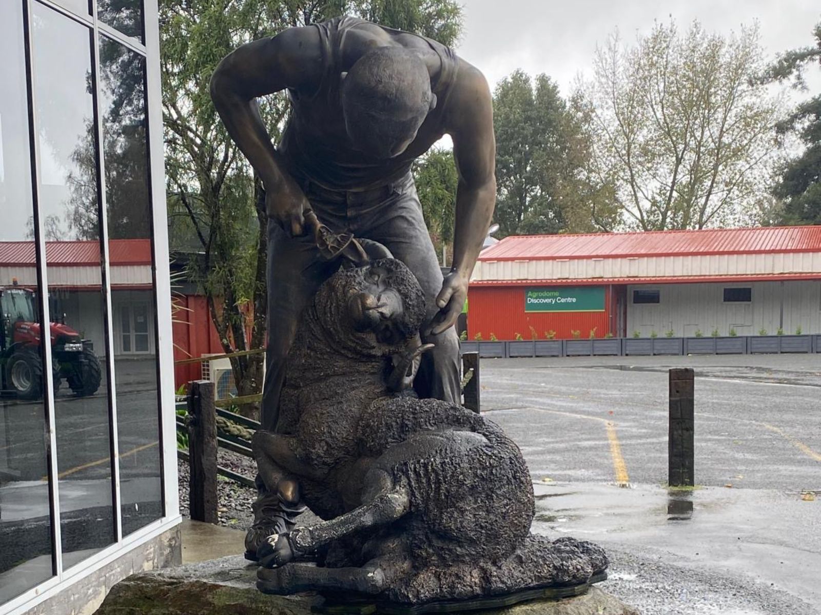 Памятник в агродоме