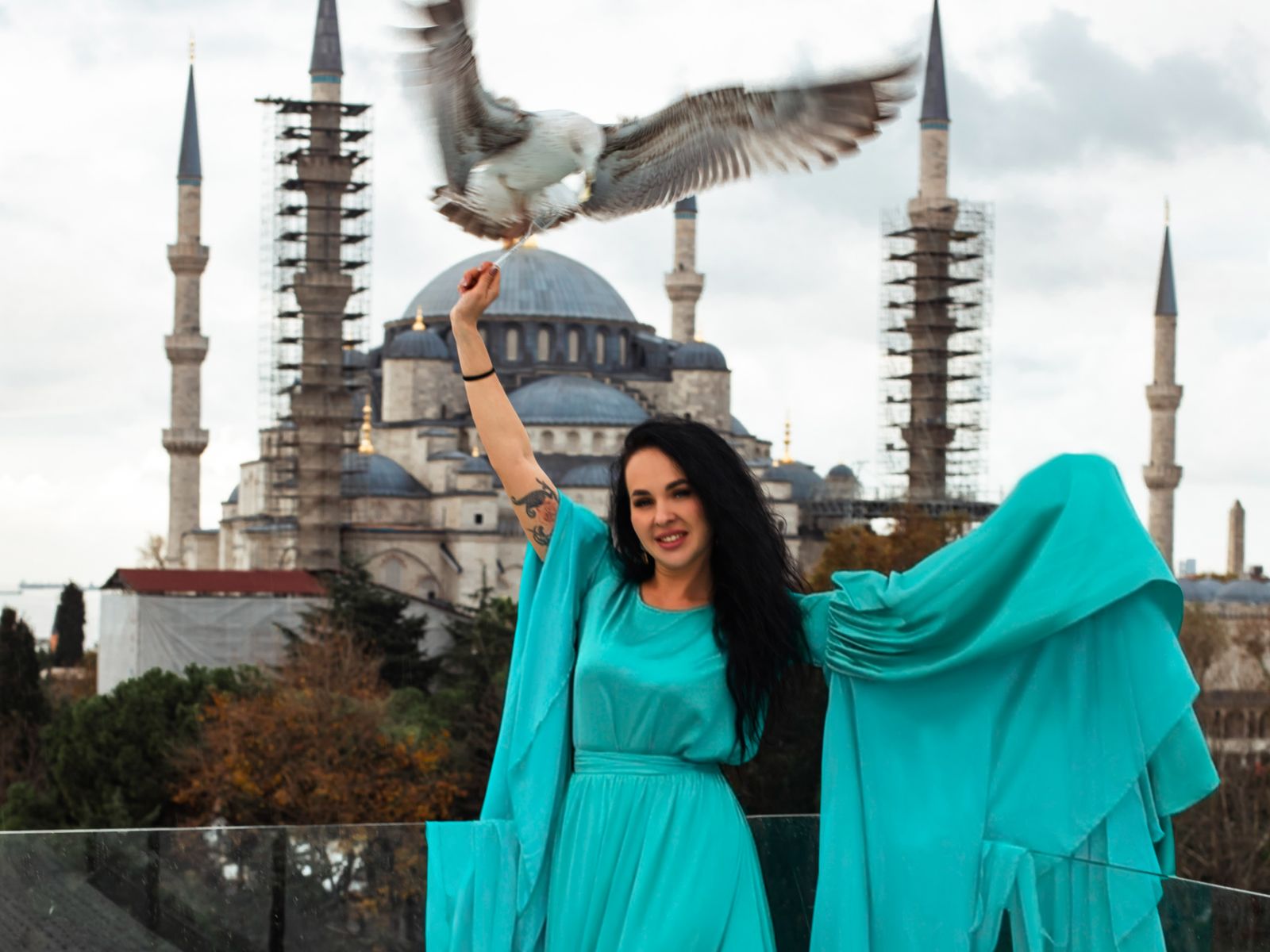 Район Султанахмет, крыша и вид на голубую мечеть 