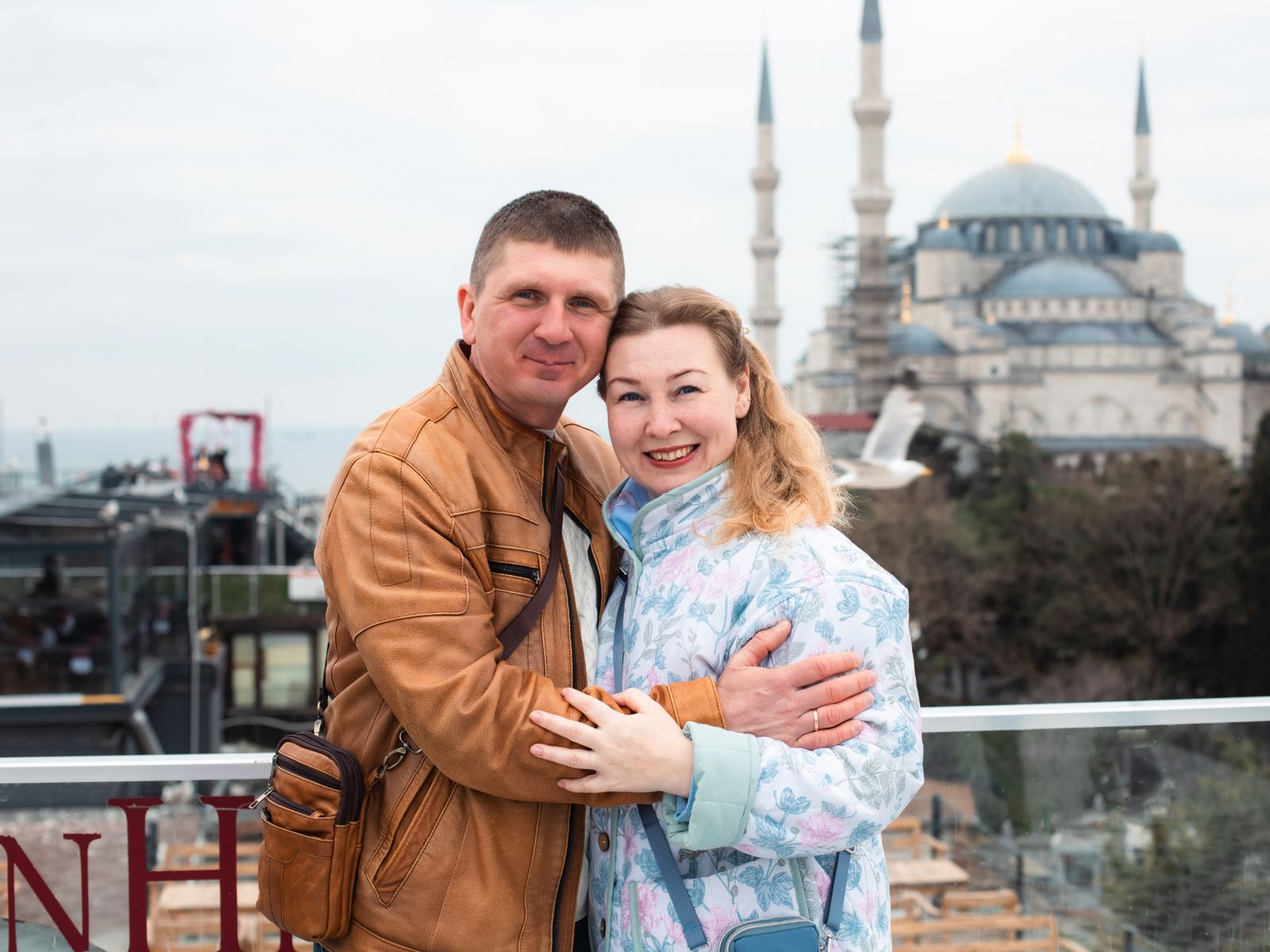 Счастливая пара на фоне Голубой мечети на крыше, район Султанахмет 