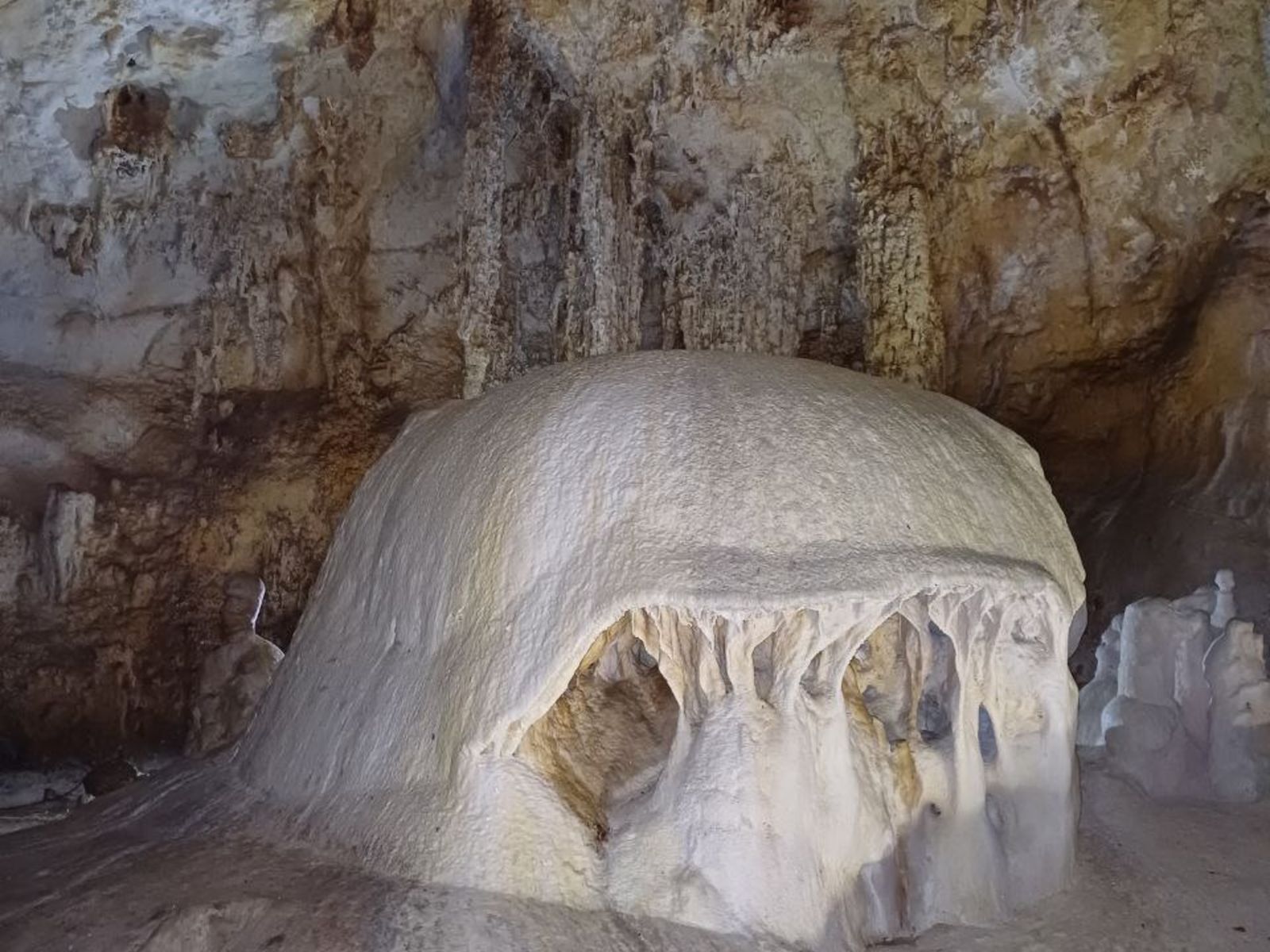 Сказочные фигуры пещер