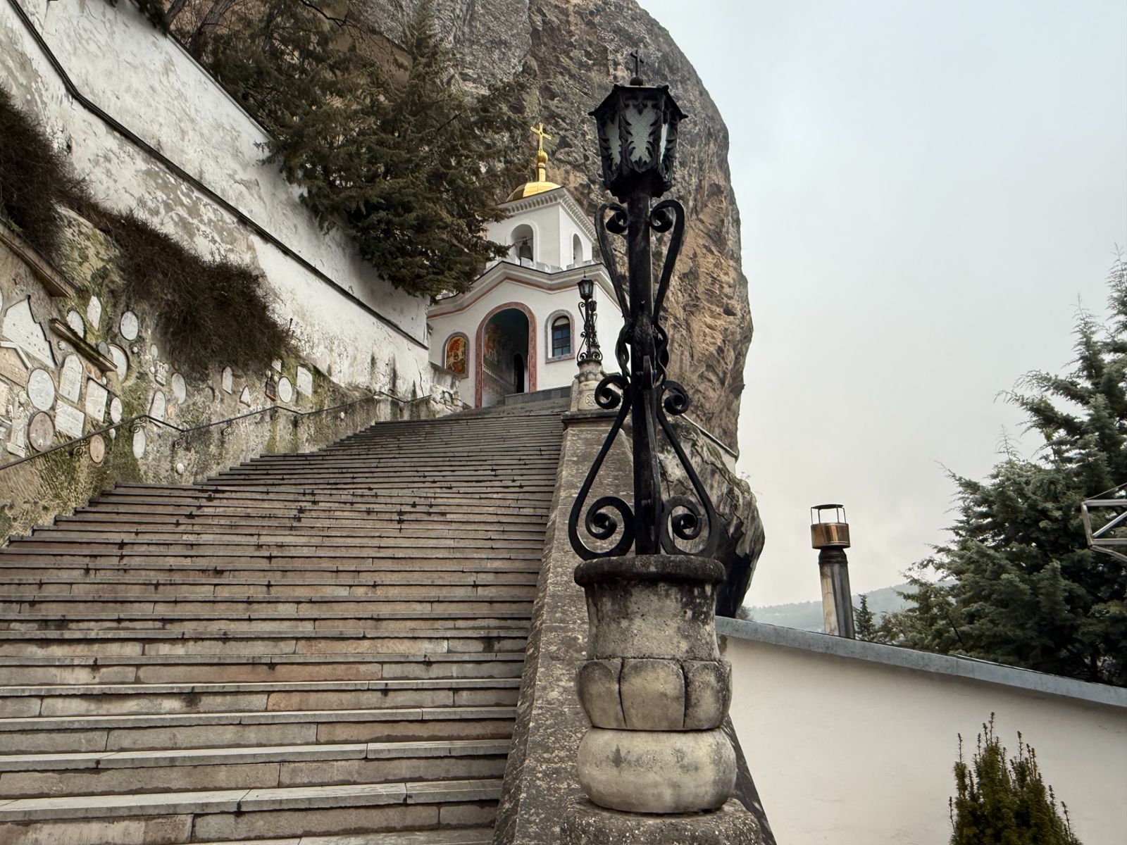 Свято-Успенский скальный монастырь