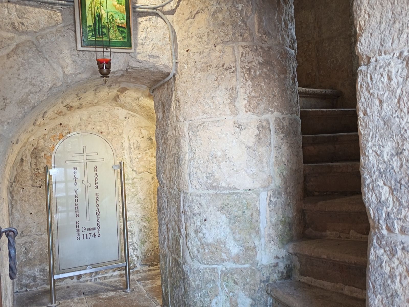 Ниша за восходным столом - место убиения князя Андрея Боголюбского