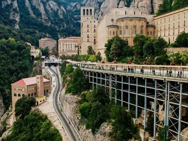 Обзорная экскурсия из Барселоны в Монсеррат — святыню Каталонии