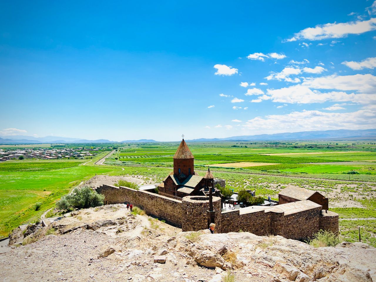 Экскурсия из Еревана в Хор Вирап, Арени, Шакинский водопад, Татев - индивидуальная экскурсия в Ереване на машине гида длительностью 12 часов с количеством участников до 4 человек цена экскурсии 250€
