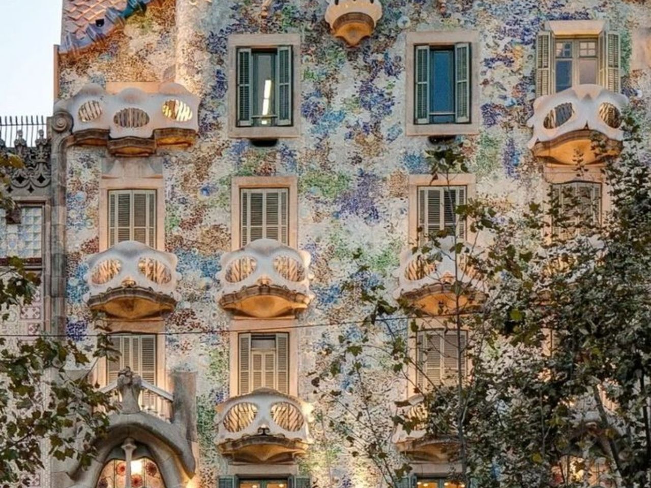 Обзорная пешая экскурсия по Барселоне на 4 часа - индивидуальная экскурсия в Барселоне пешком длительностью 4 часа с количеством участников до 6 человек цена экскурсии 250€