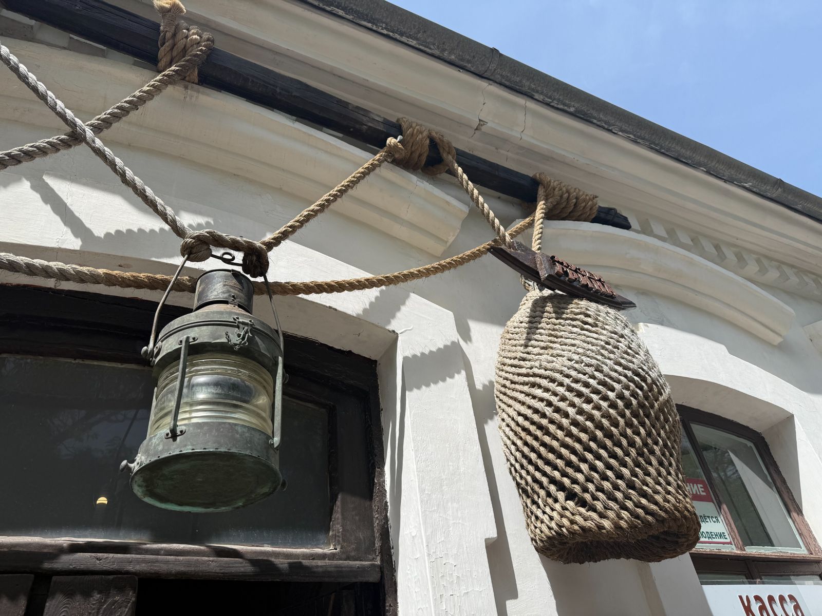 Яркие декоративные элементы архитектуры дома