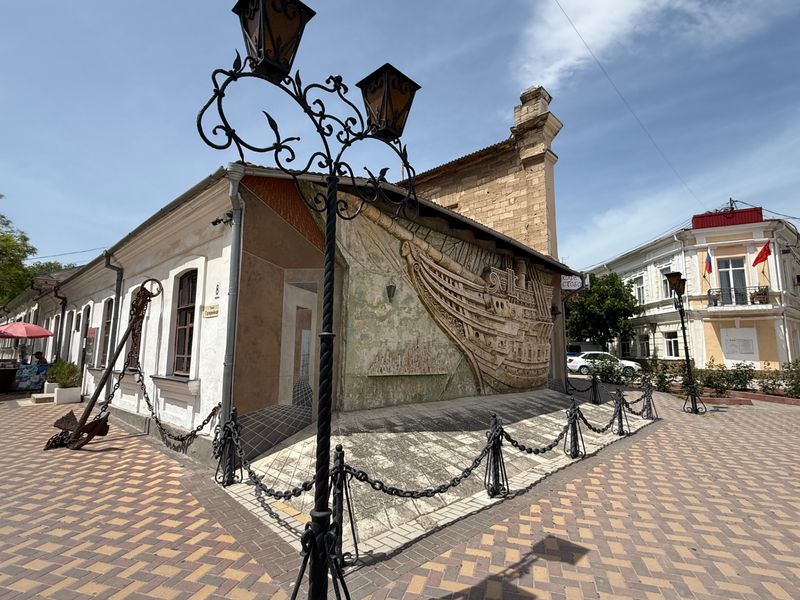 Групповая экскурсия из Севастополя в Феодосию. Морем к Карадагу - групповая экскурсия в Севастополе на автобусе длительностью 12 часов с количеством участников до 17 человек цена экскурсии 3900₽