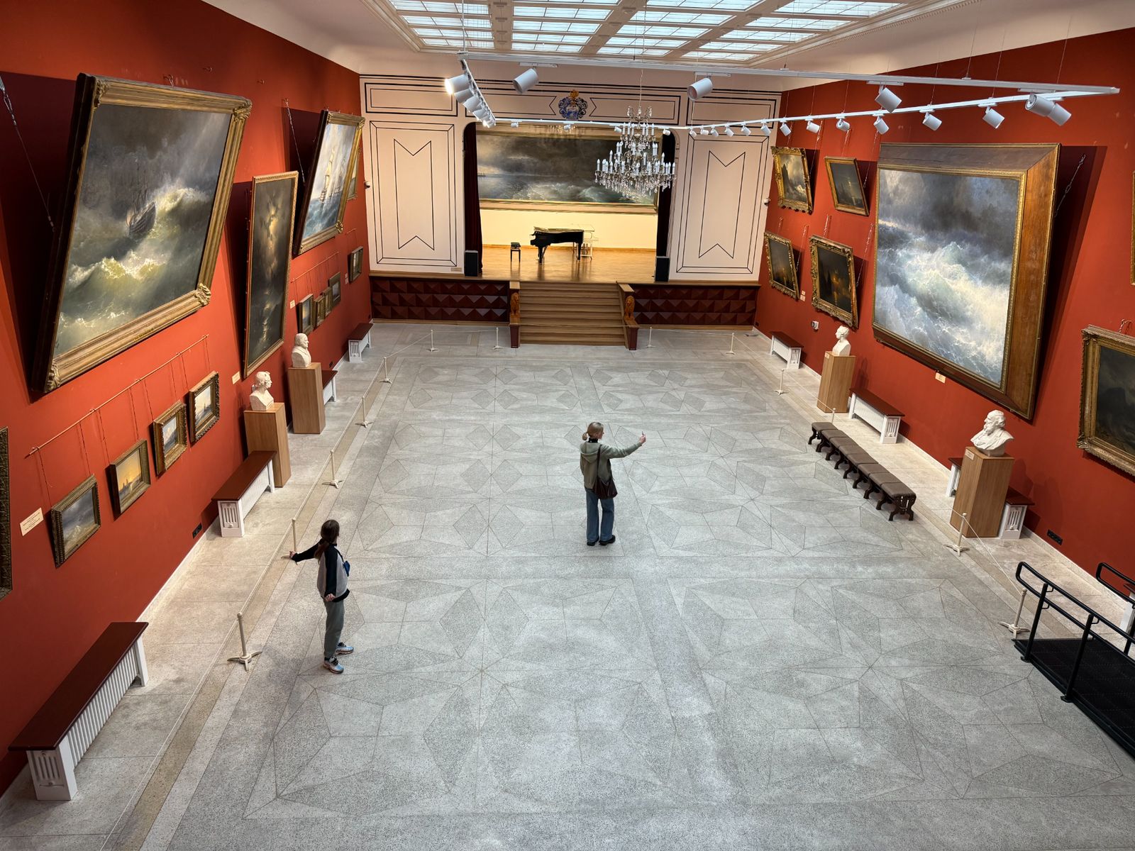 Большой зал галереи