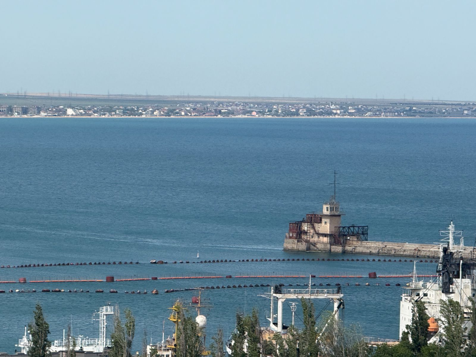 Виды на бухту и город