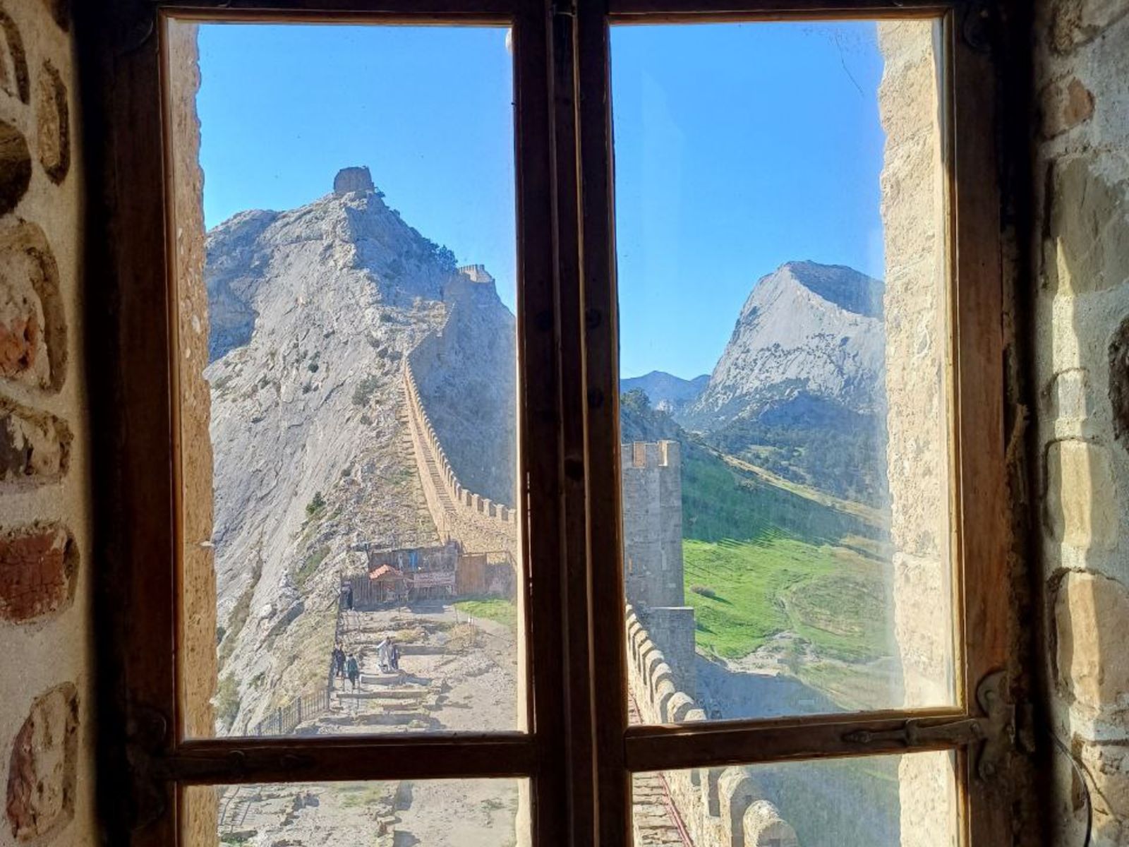 Виды из окон башни в Судаке