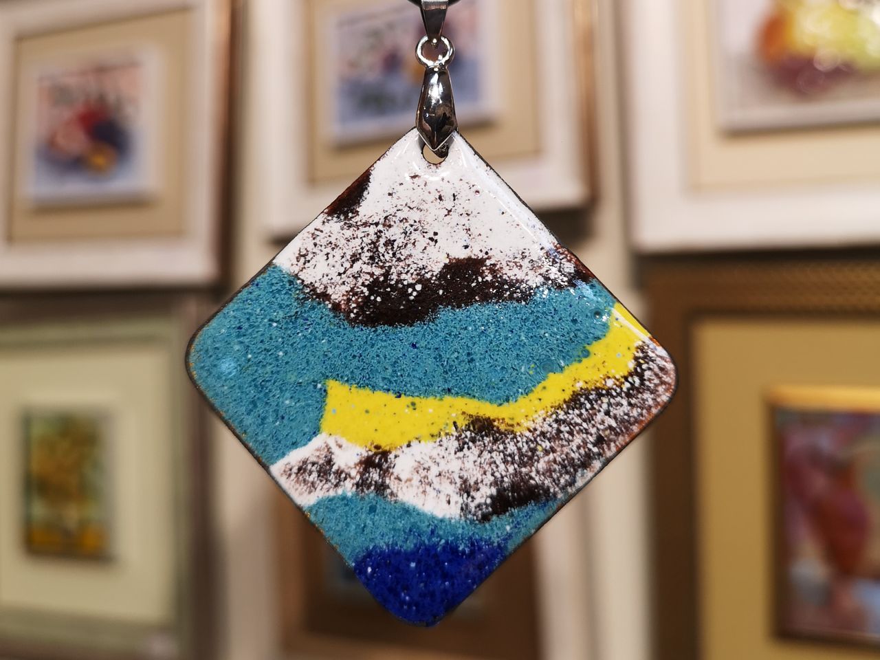 Экскурсия по Музею "Эмалис" с мастер-классом по росписи кулона - групповая экскурсия в Москве длительностью 1.5 часа с количеством участников более 20 человек цена экскурсии 2699₽