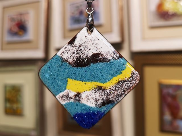 Экскурсия по Музею "Эмалис" с мастер-классом по росписи кулона