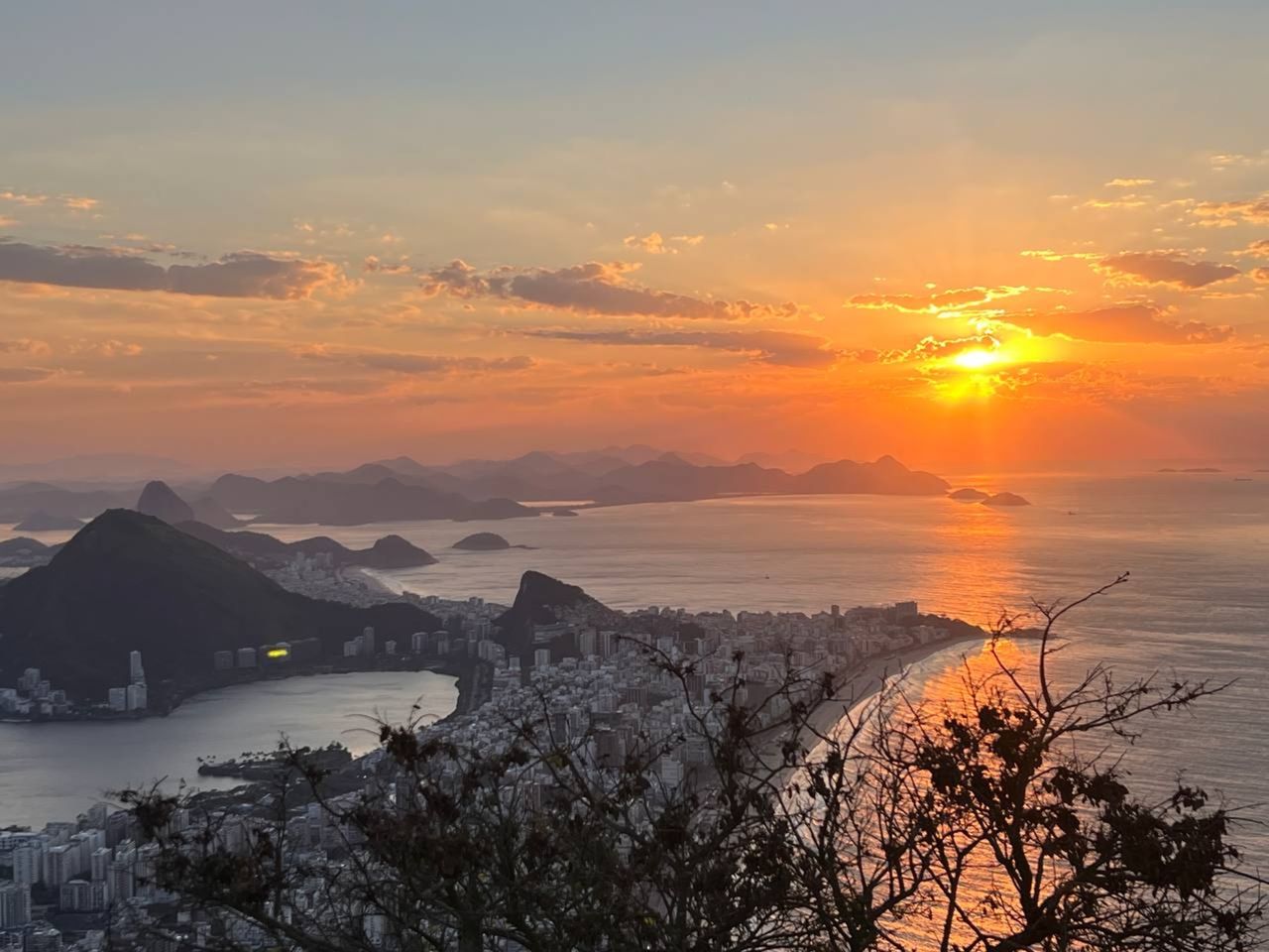 Рио на рассвете: обзорная экскурсия с подъёмом на гору Два Брата - индивидуальная экскурсия в Рио-де-Жанейро пешком длительностью 3.5 часа с количеством участников до 6 человек цена экскурсии 200$