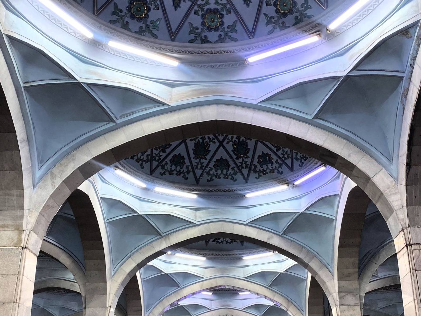 Станция метро "Алишер Навои"