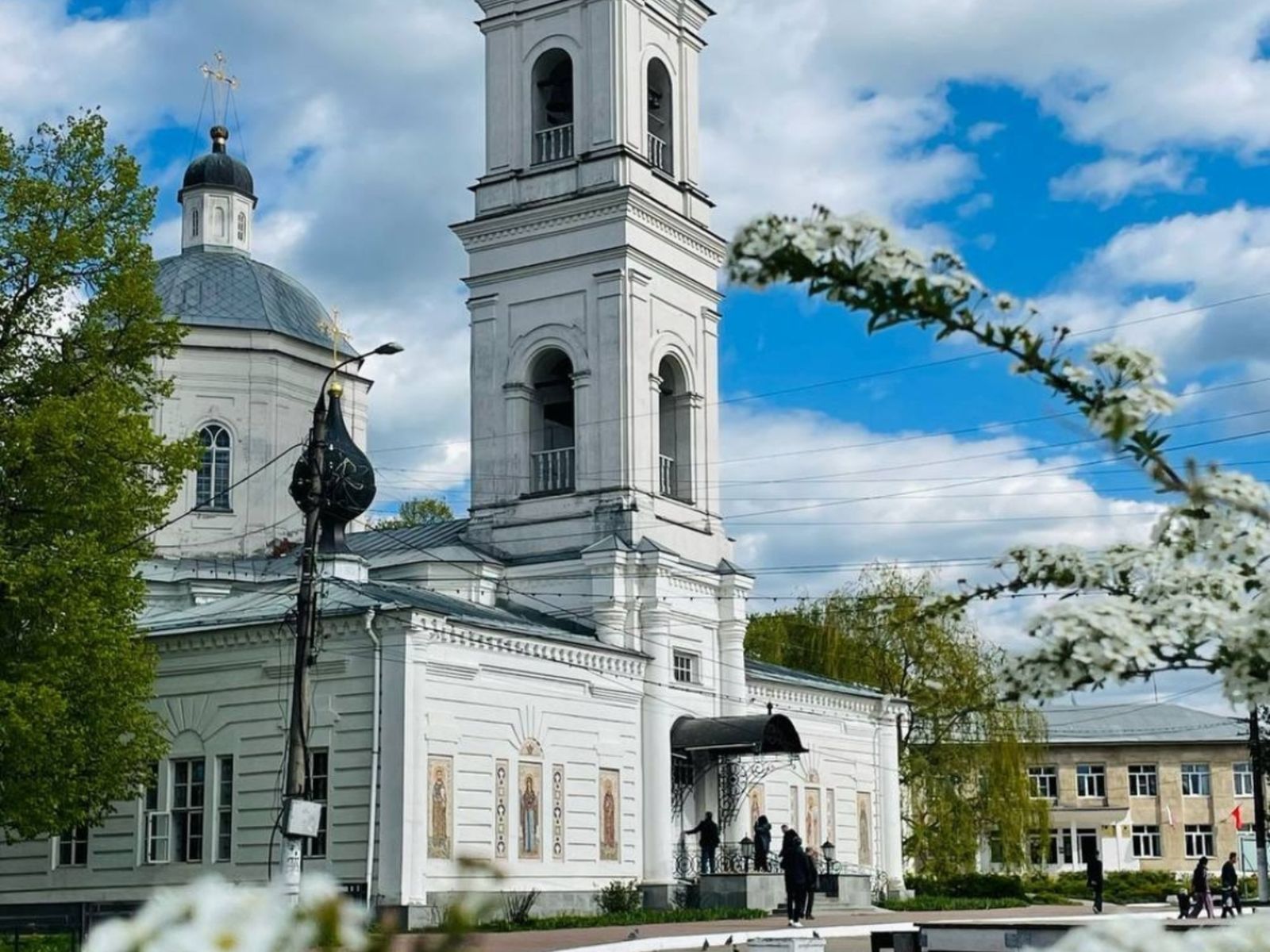 Площадь Ленина. Храм Петра и Павла. Весна 
