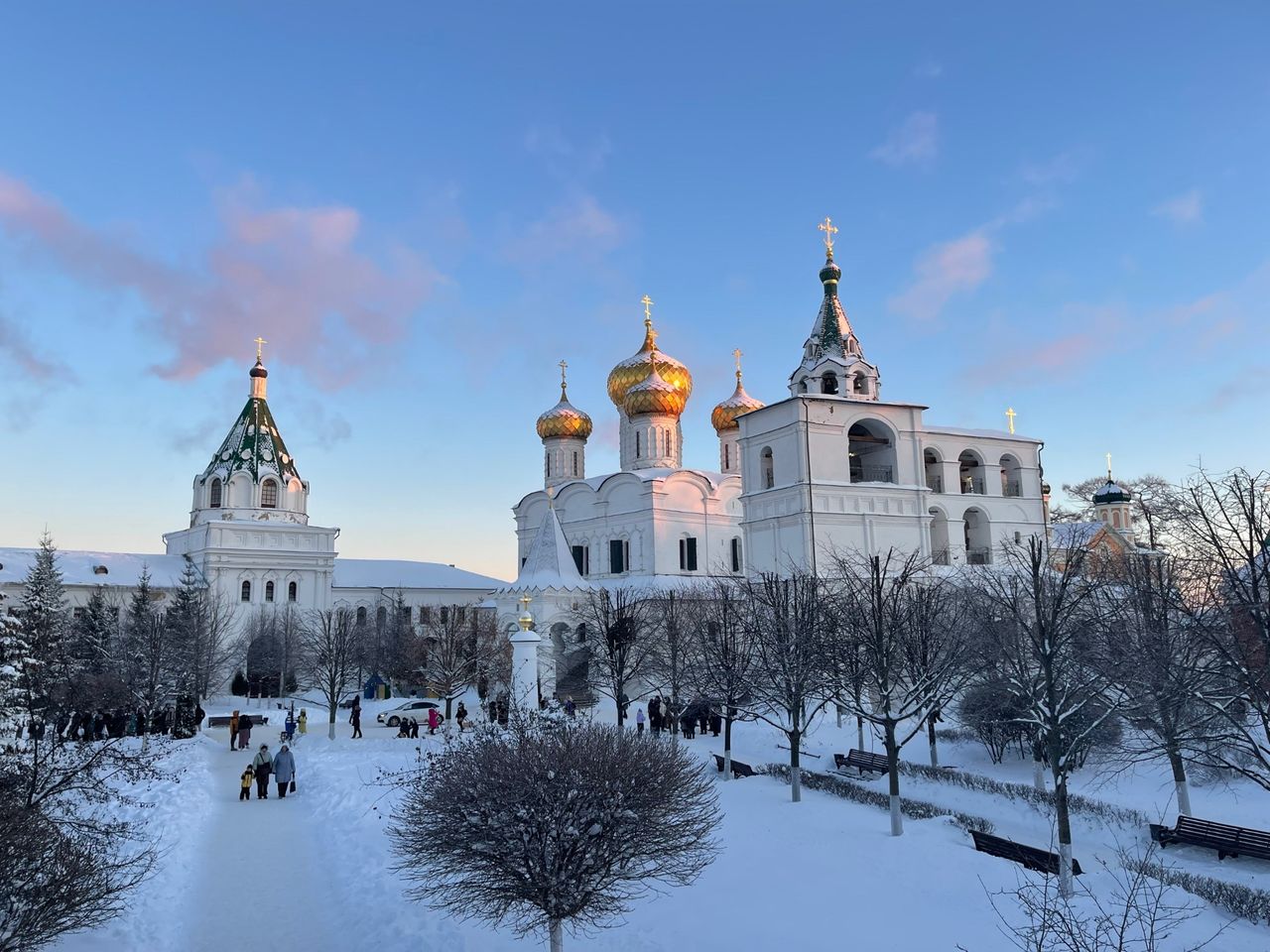 Экскурсия из Ярославля в Кострому и Ипатьевский монастырь - индивидуальная экскурсия в Ярославле на машине гостей длительностью 9 часов с количеством участников до 10 человек цена экскурсии 15000₽