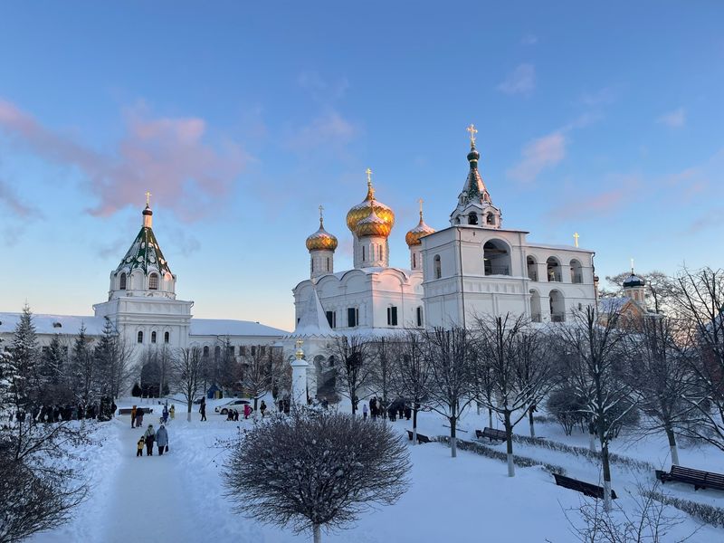 Экскурсия из Ярославля в Кострому и Ипатьевский монастырь - индивидуальная экскурсия в Ярославле на машине гостей длительностью 9 часов с количеством участников до 10 человек цена экскурсии 15000₽