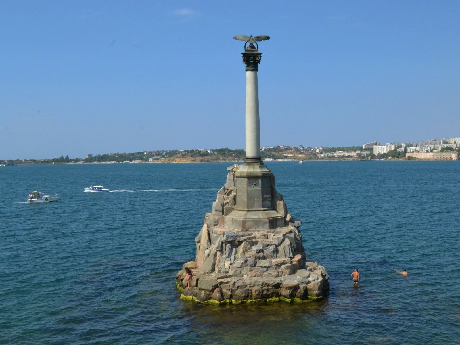 Памятник затопленным кораблям в бухте Севастополя 