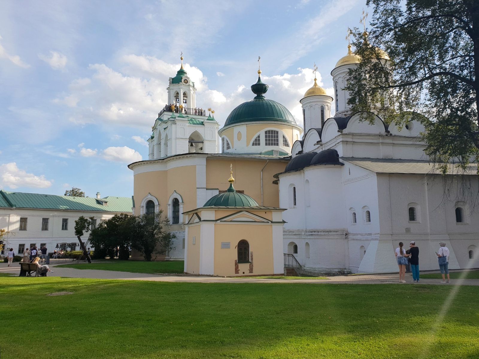 На территории монастыря