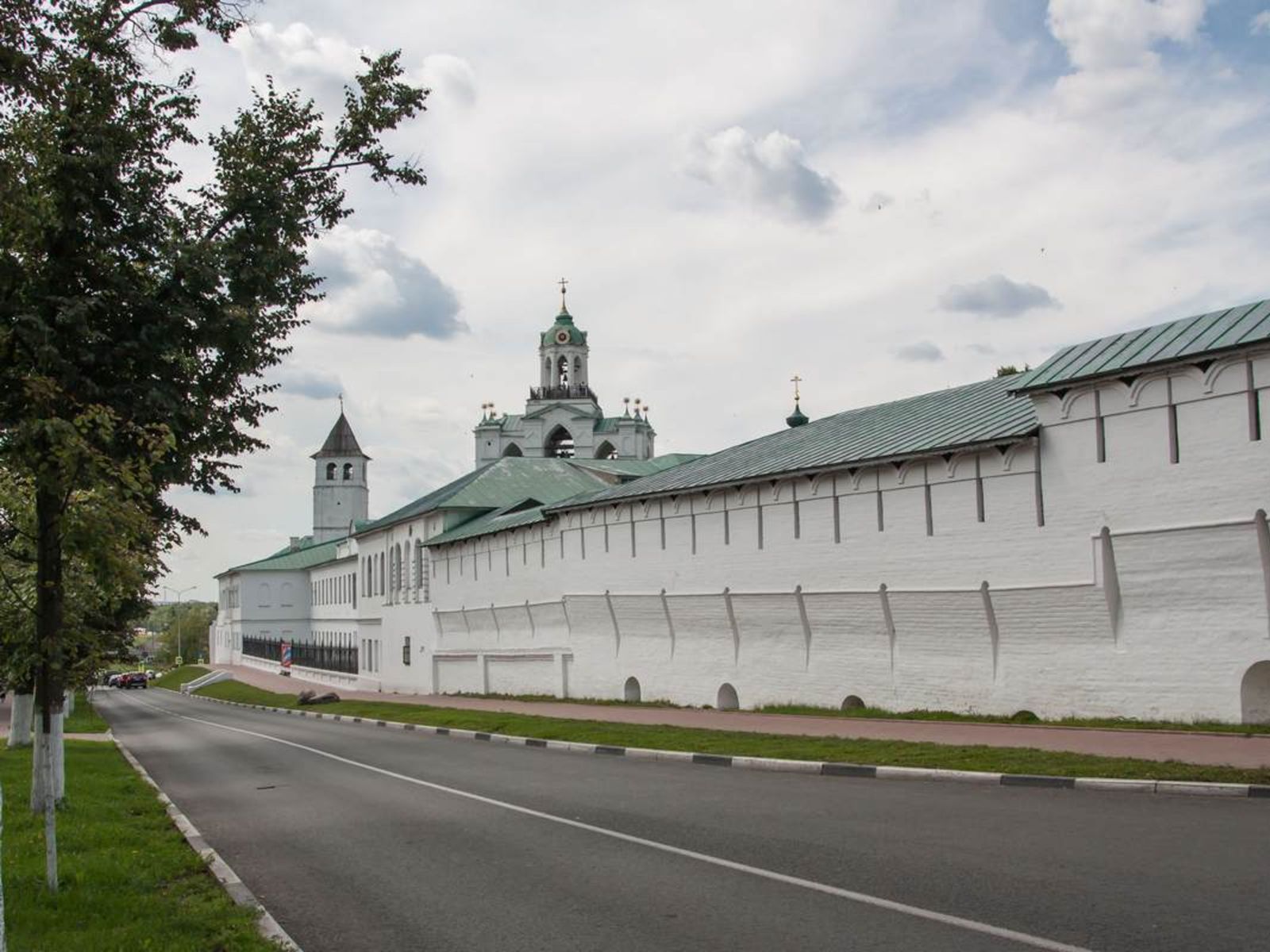 У крепостной стены монастыря