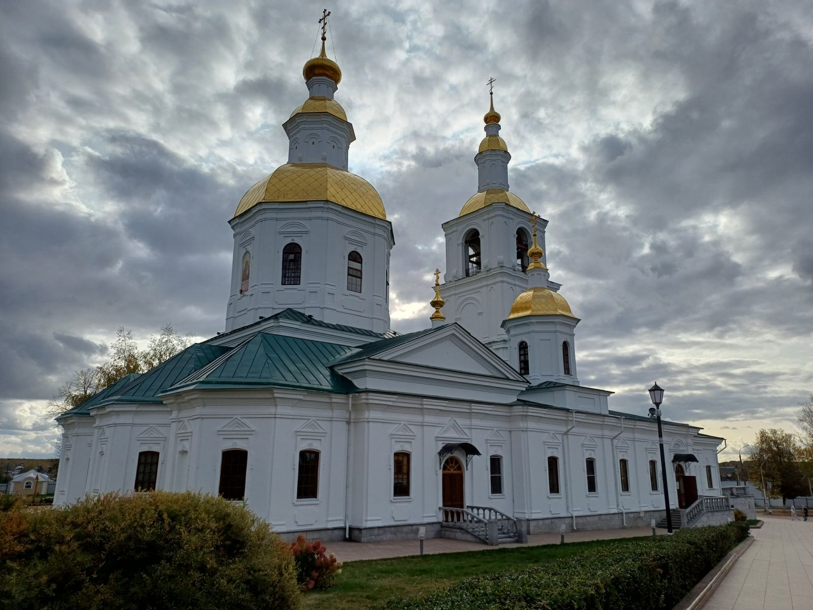 Церковь иконы Казанской Божией матери, с которой началась в XVIII веке история обители