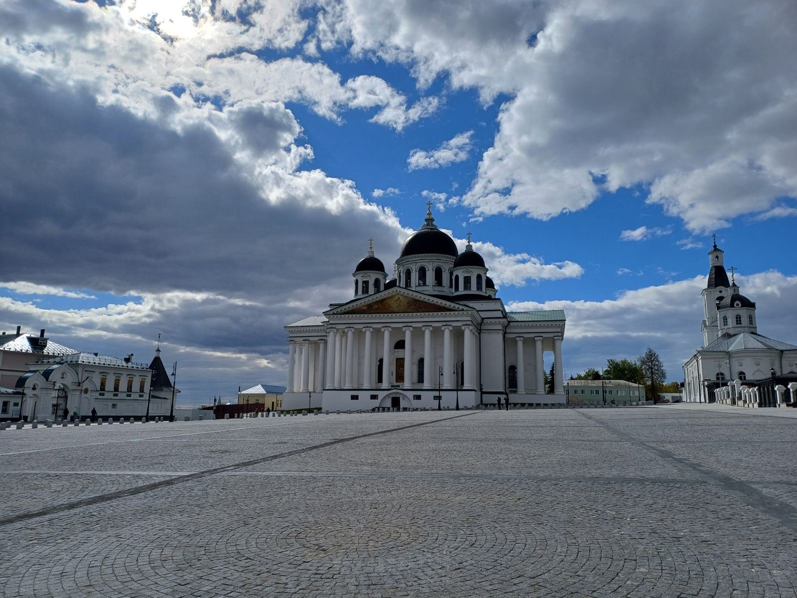 Панорама Соборной площади Арзамаса. В центре - Воскресенский собор 1842 года постройки с подлинными интерьерами