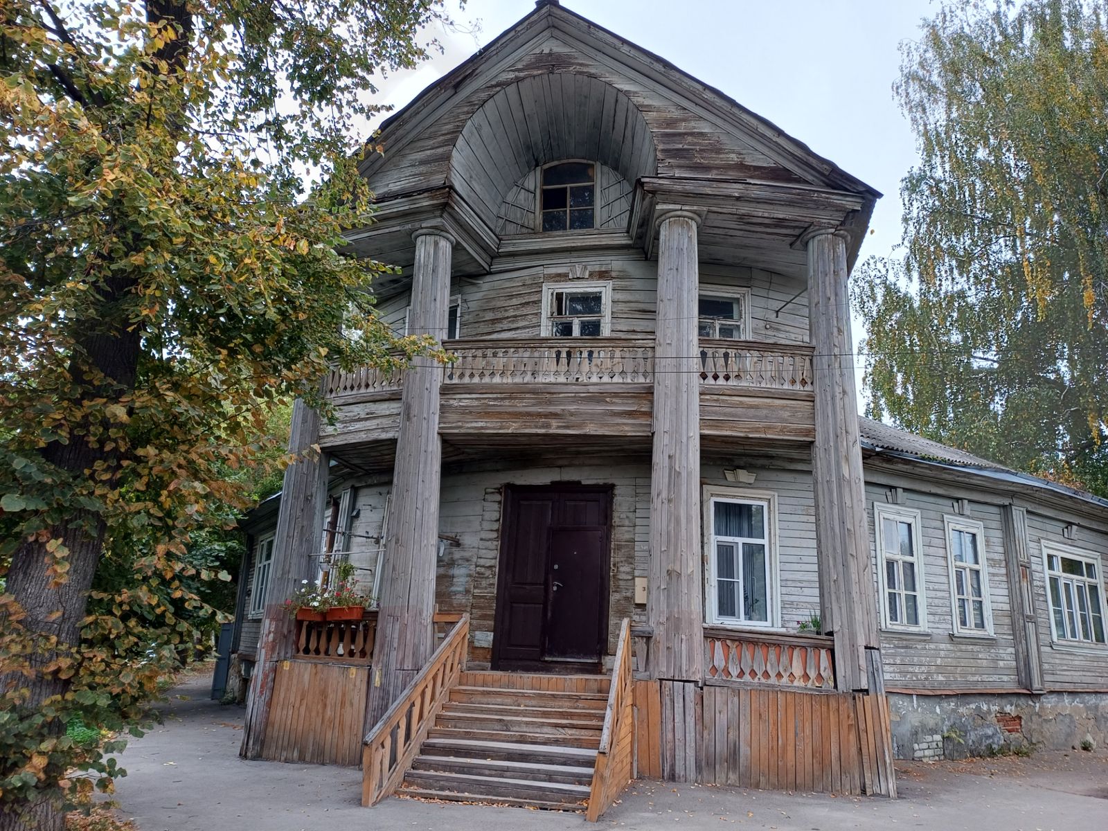 Только в Арзамасе сохранились дворянские усадьбы эпохи Пушкина с деревянными колоннами