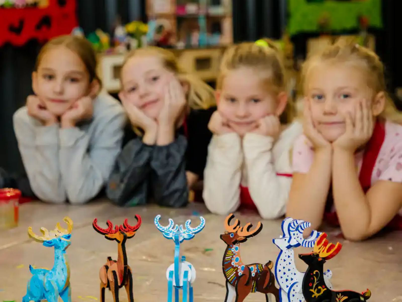 Дети с оленями