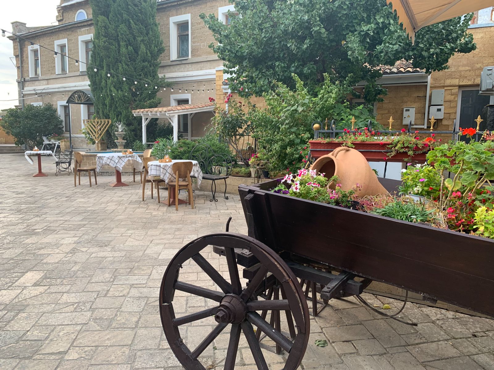 Дворик у синагоги Егия Капай