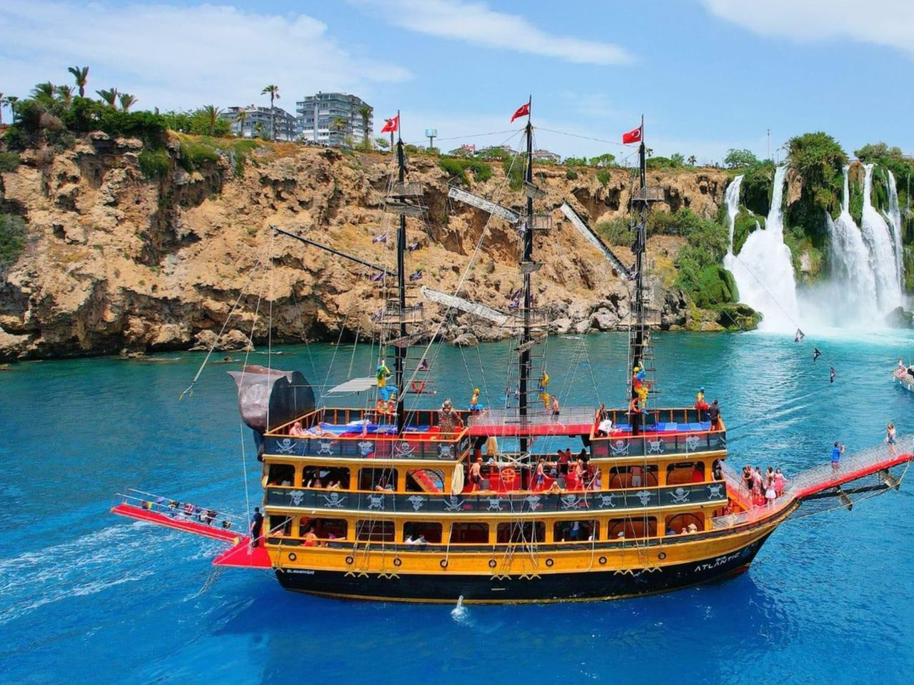 Групповая экскурсия из Белека на пиратском корабле - групповая экскурсия в Белеке на машине гида длительностью 6 часов с количеством участников более 20 человек цена экскурсии 50€