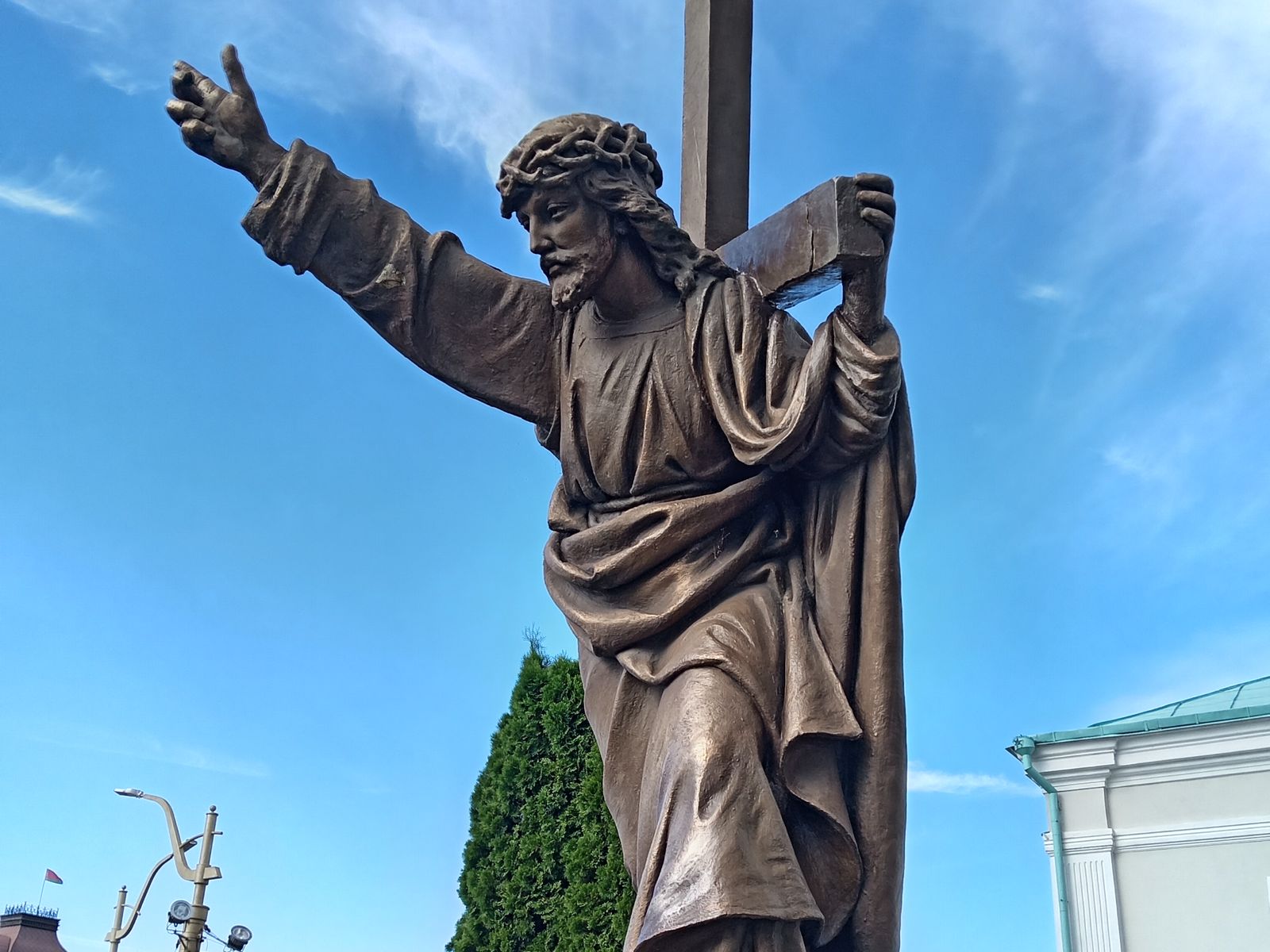 Скульптура Иисуса Христа у входа в Фарный костёл 