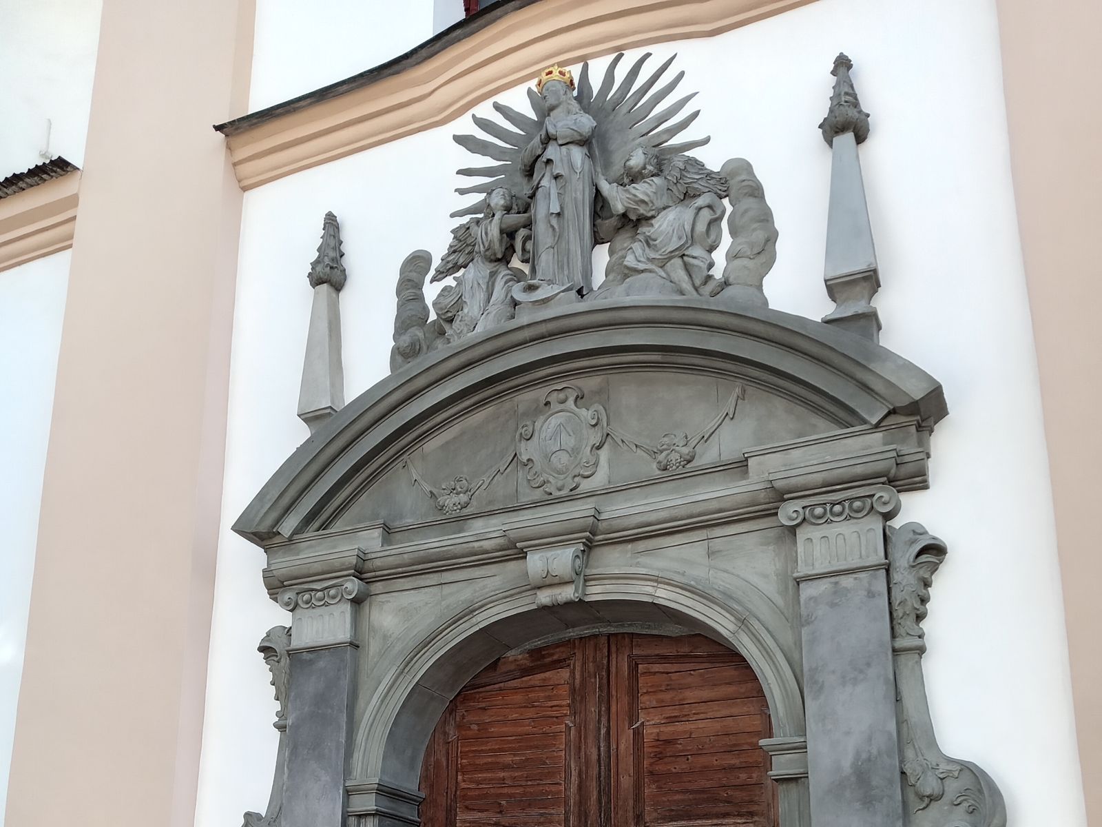 Главный входной портал Бригитского костёла