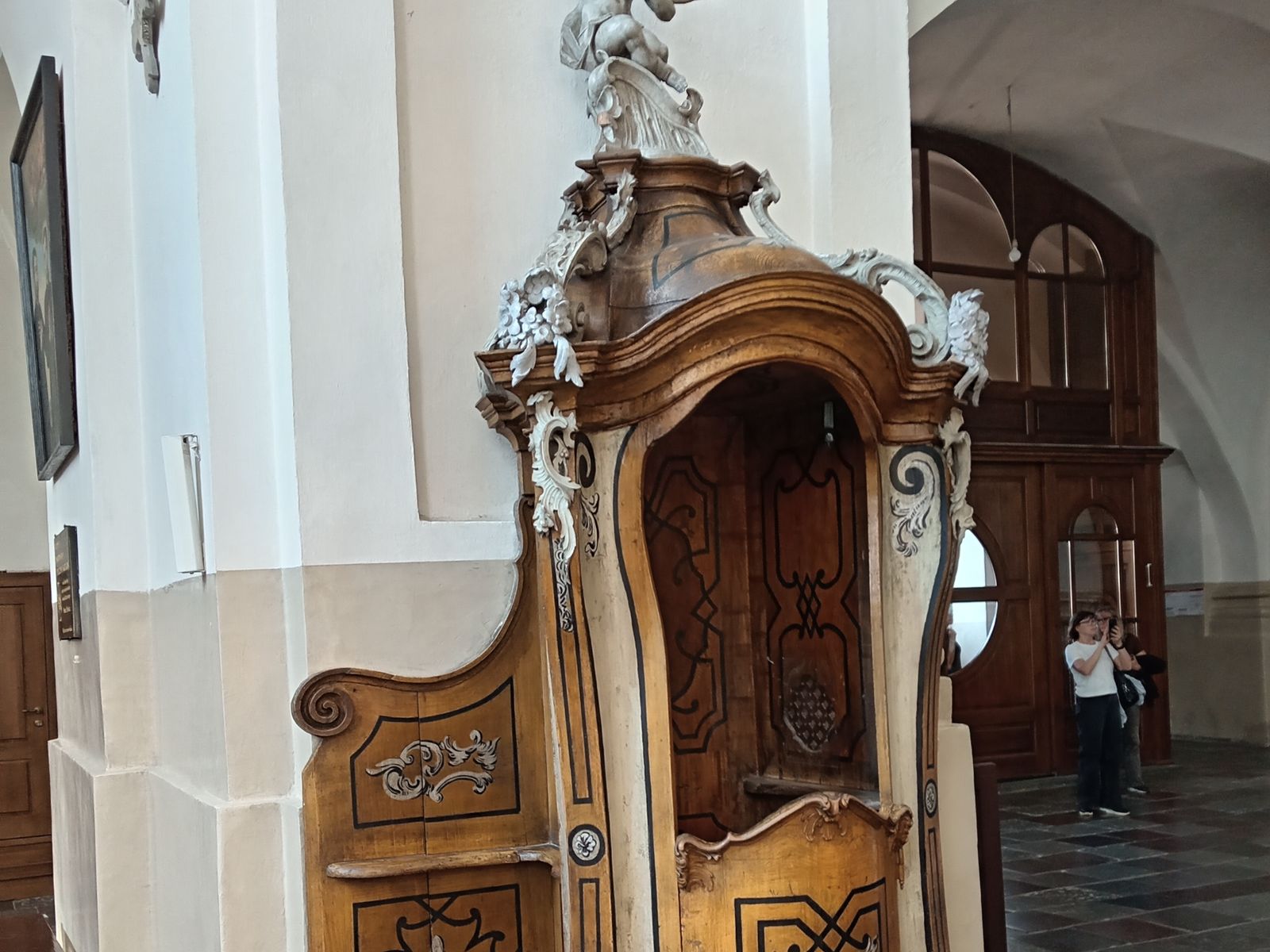 Исповедальня в Фарном костёле  