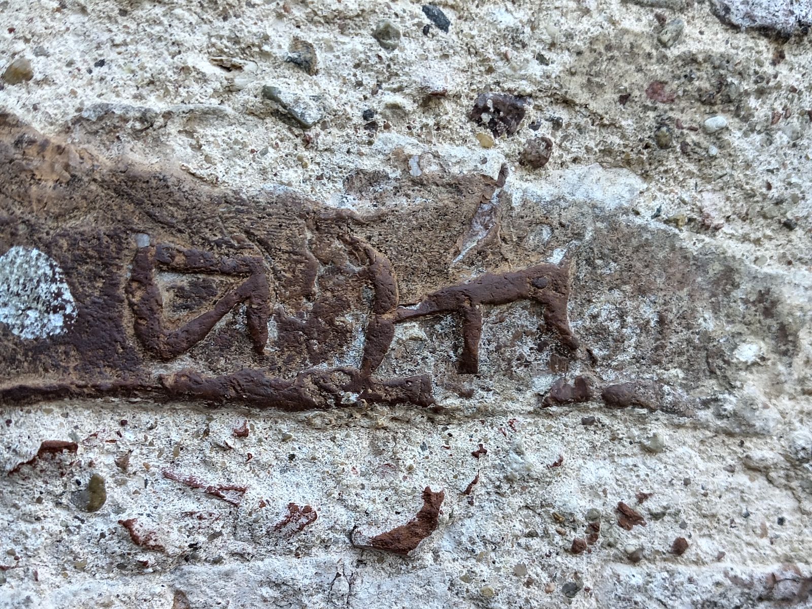 Знак на плинфе в Коложской церкви