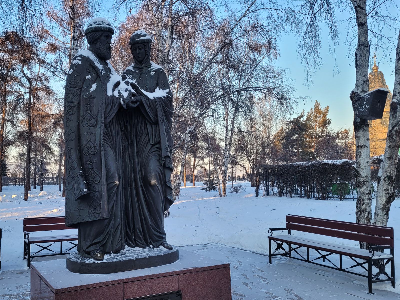 Памятник Петру и Февронии Муромским