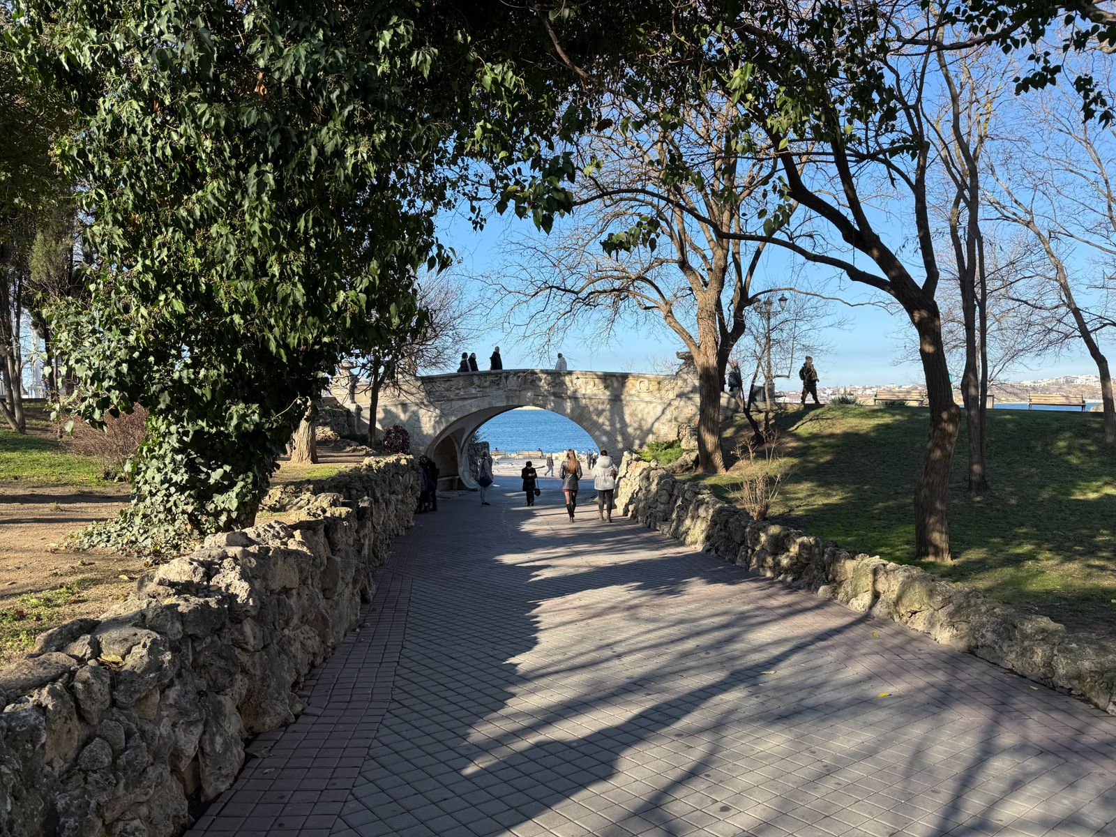 Приморский бульвар, мостик для поцелуев