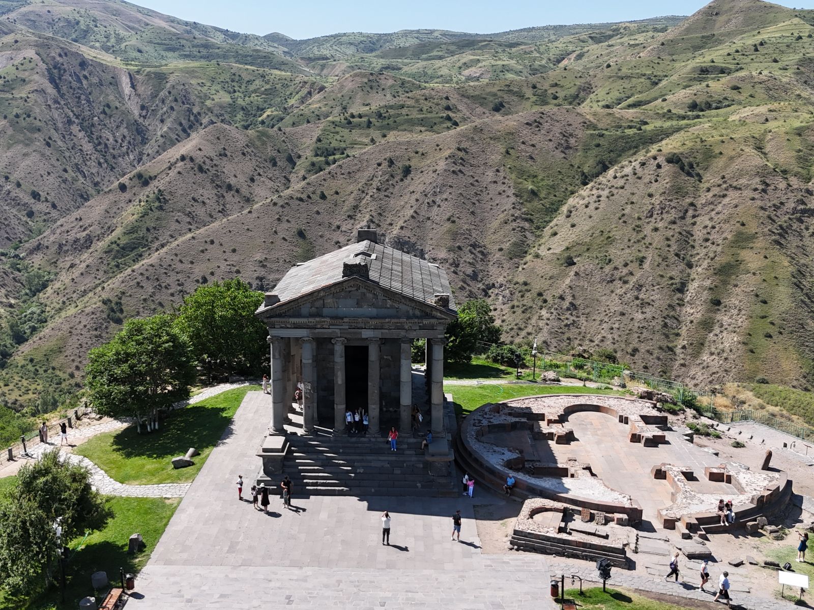 Вид на Гарни