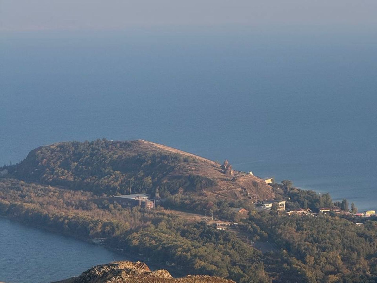 Вид на озеро Севан сверху 