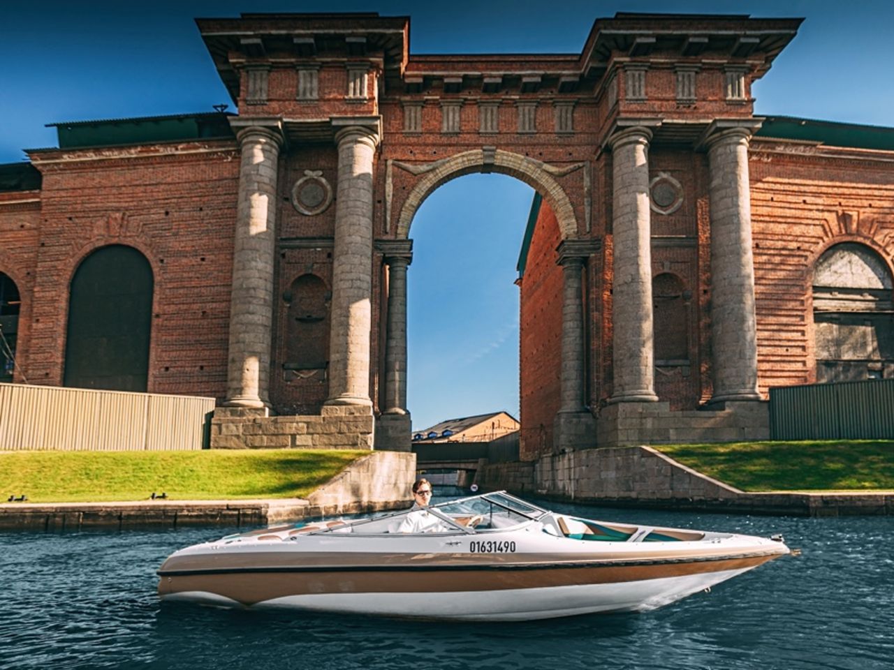 Обзорная экскурсия по рекам и каналам Северной Венеции - индивидуальная экскурсия в Санкт-Петербурге длительностью 1 час с количеством участников до 10 человек со скидкой 5% цена экскурсии 13300₽