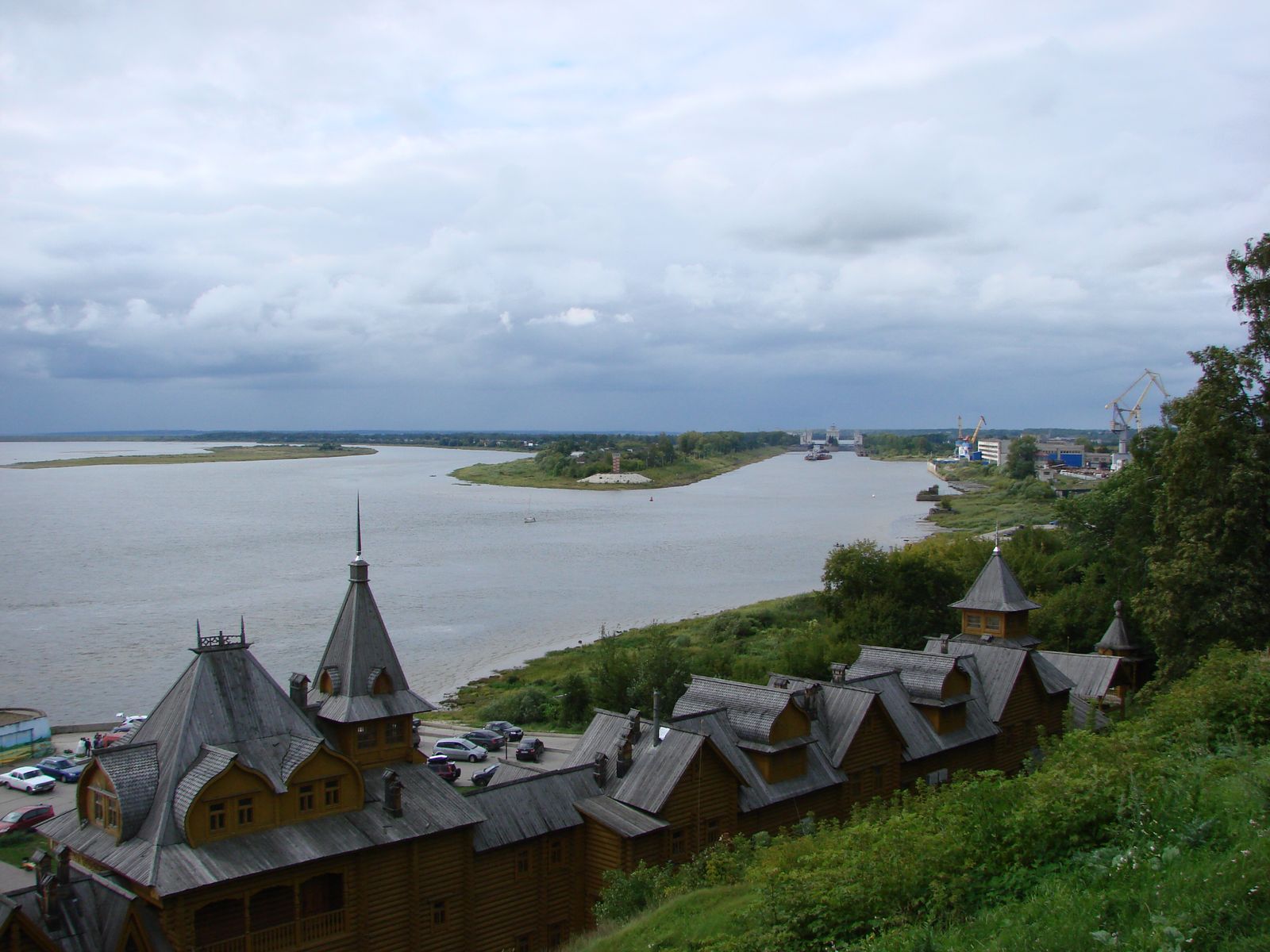 Вид на Волгу и "Город мастеров" со смотровой площадки Городца