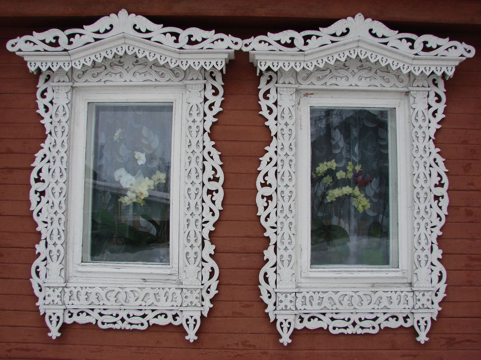 Деревянное кружево моделированной прорези