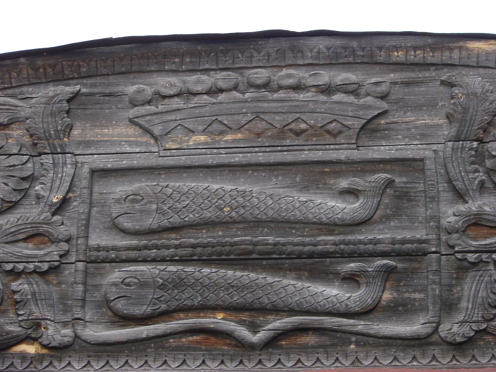 Киты на гербе графов Паниных выполнены в технике глухой резьбы городецкими мастерами