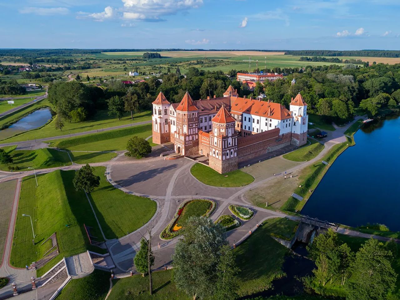 Индивидуальная обзорная экскурсия в Мир и Несвиж из Минска - индивидуальная экскурсия в Минске на машине гида длительностью 7 часов с количеством участников до 3 человек цена экскурсии 24000₽