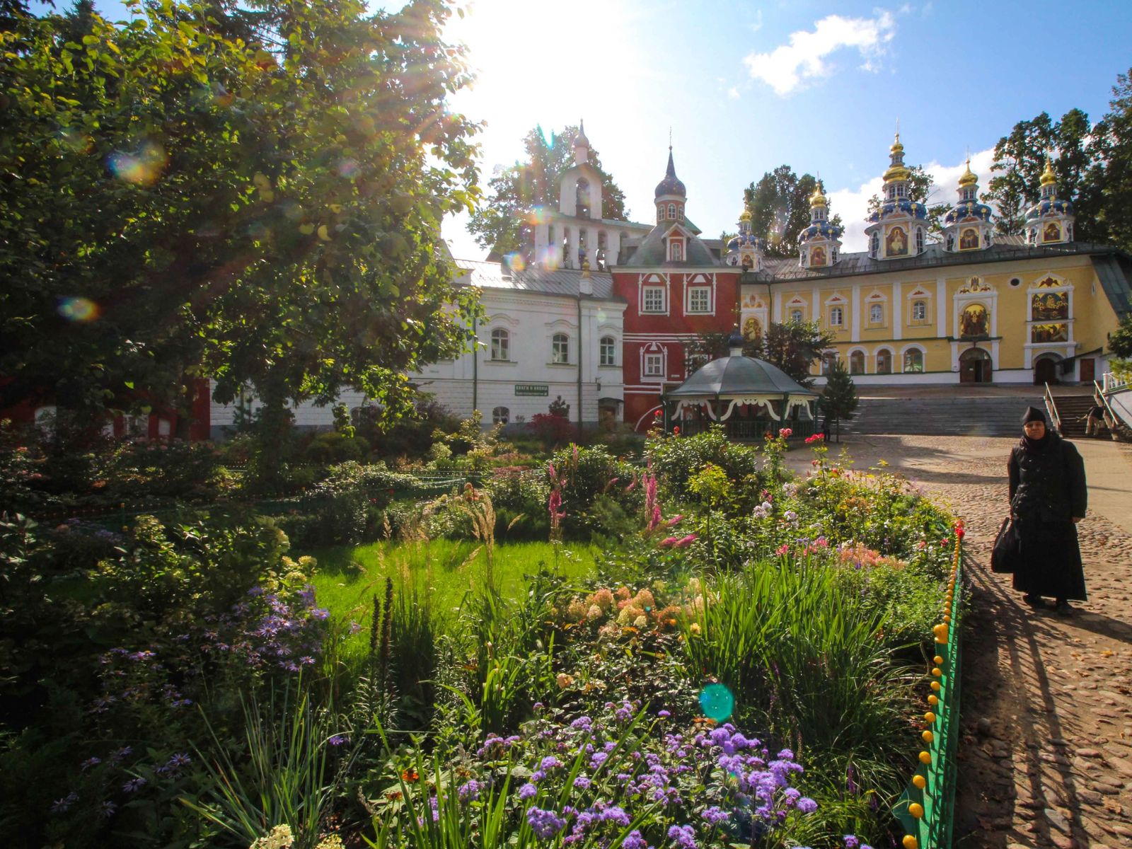 Псково-Печерский монастырь XV века