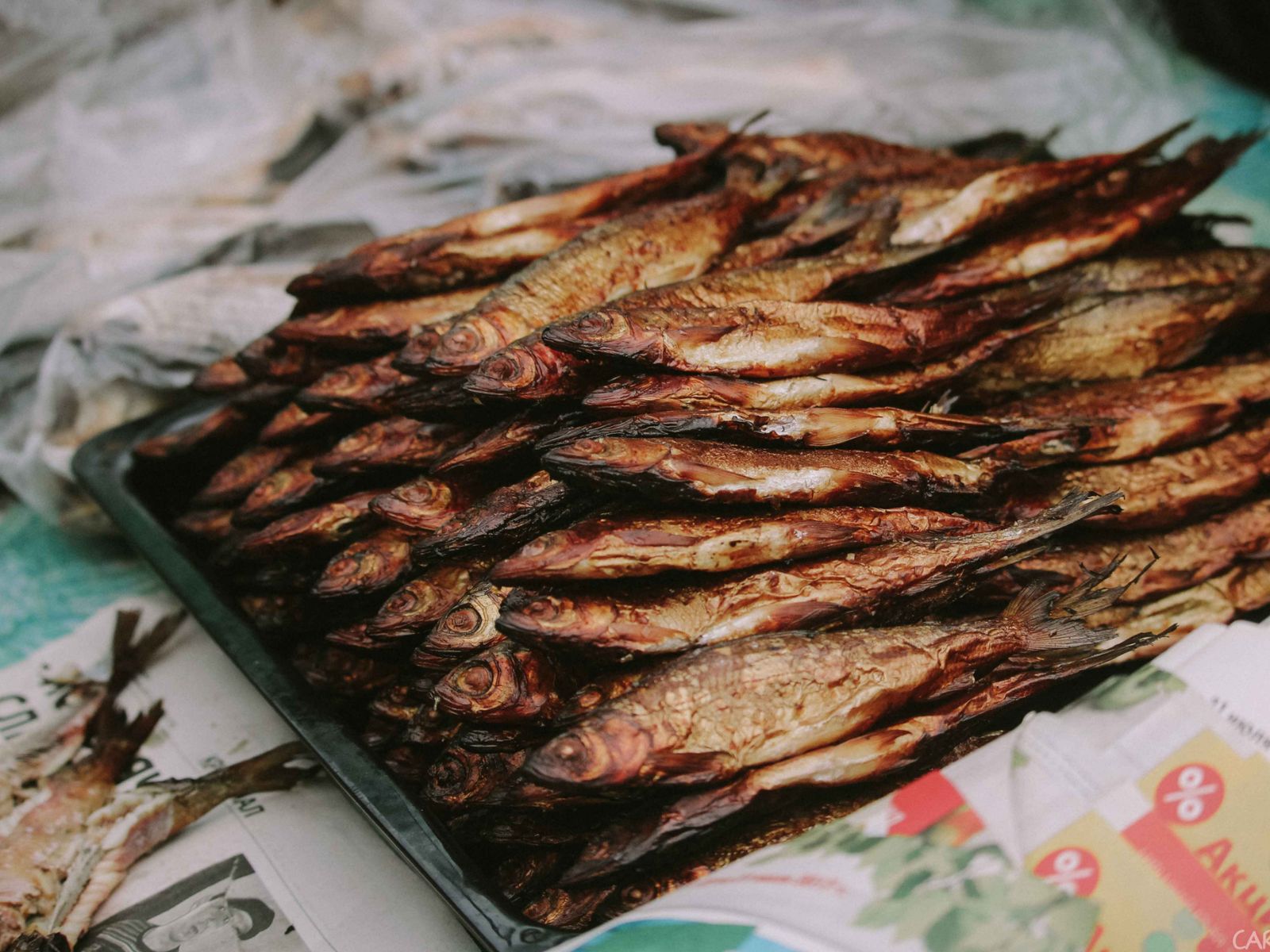 Копчёная рыба от местных жителей - только из коптилки